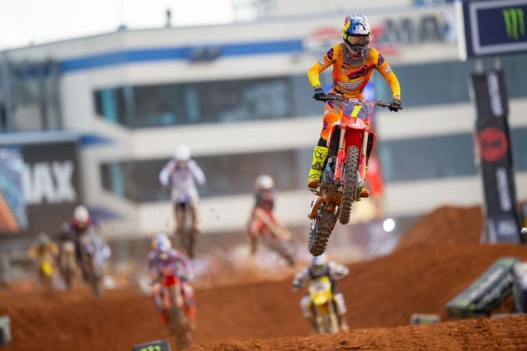 Round 1 Charlotte SMX Jett y Tomac reparten puestos 1-2 y Deegan tiene otro nivel en la 250