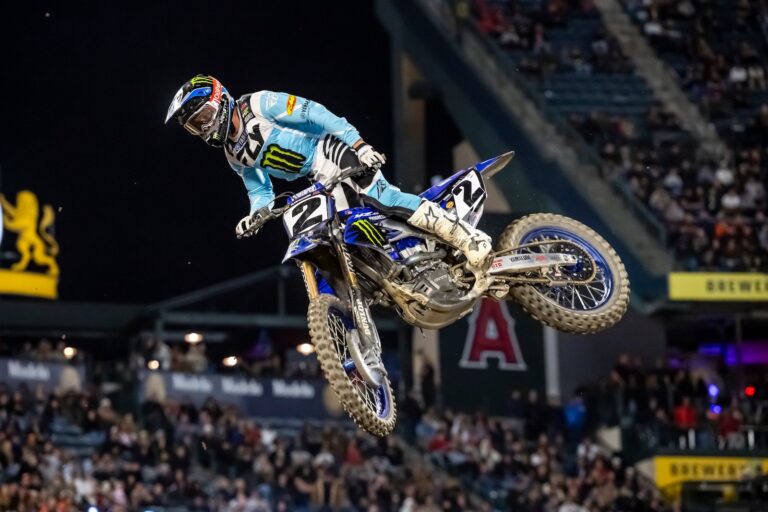 Cooper Webb gana y comparte el liderazgo con Sexton, Levi Kitchen cambia la historia en las últimas 2 vueltas