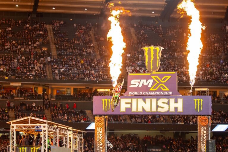 Chase Sexton logra su primera victoria con Kawasaki en Anaheim, Deegan repite en 250