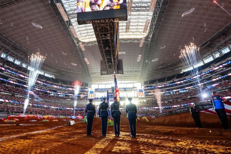 Arlington TX, Lawrence gana su primer Supercross, Pierce Brown es el ganador de la 250