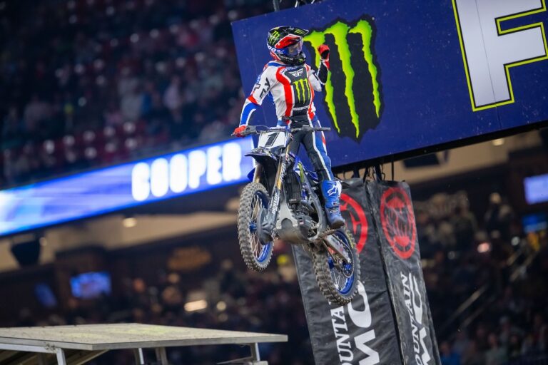 Cooper Webb ganó el Triple Crown y el campeonato 450SMX quedó al rojo vivo, Deegan domina la 250