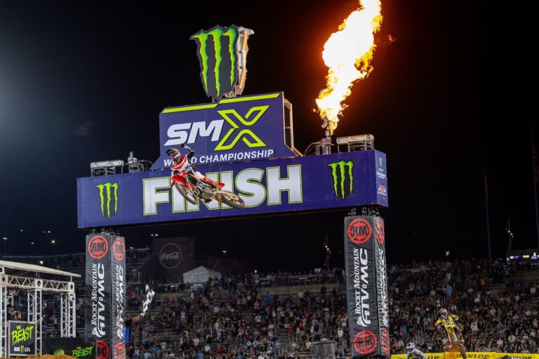 Hunter Lawrence gana nuevamente en 450 y Cole Davies en 250 de manera polémica