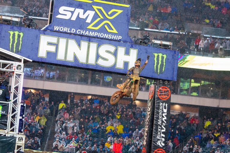 Cole Davies de Nueva Zelanda gana el campeonato 250SMX Este, Ken Roczen líder en la 450SMX y su quinta victoria en 2026